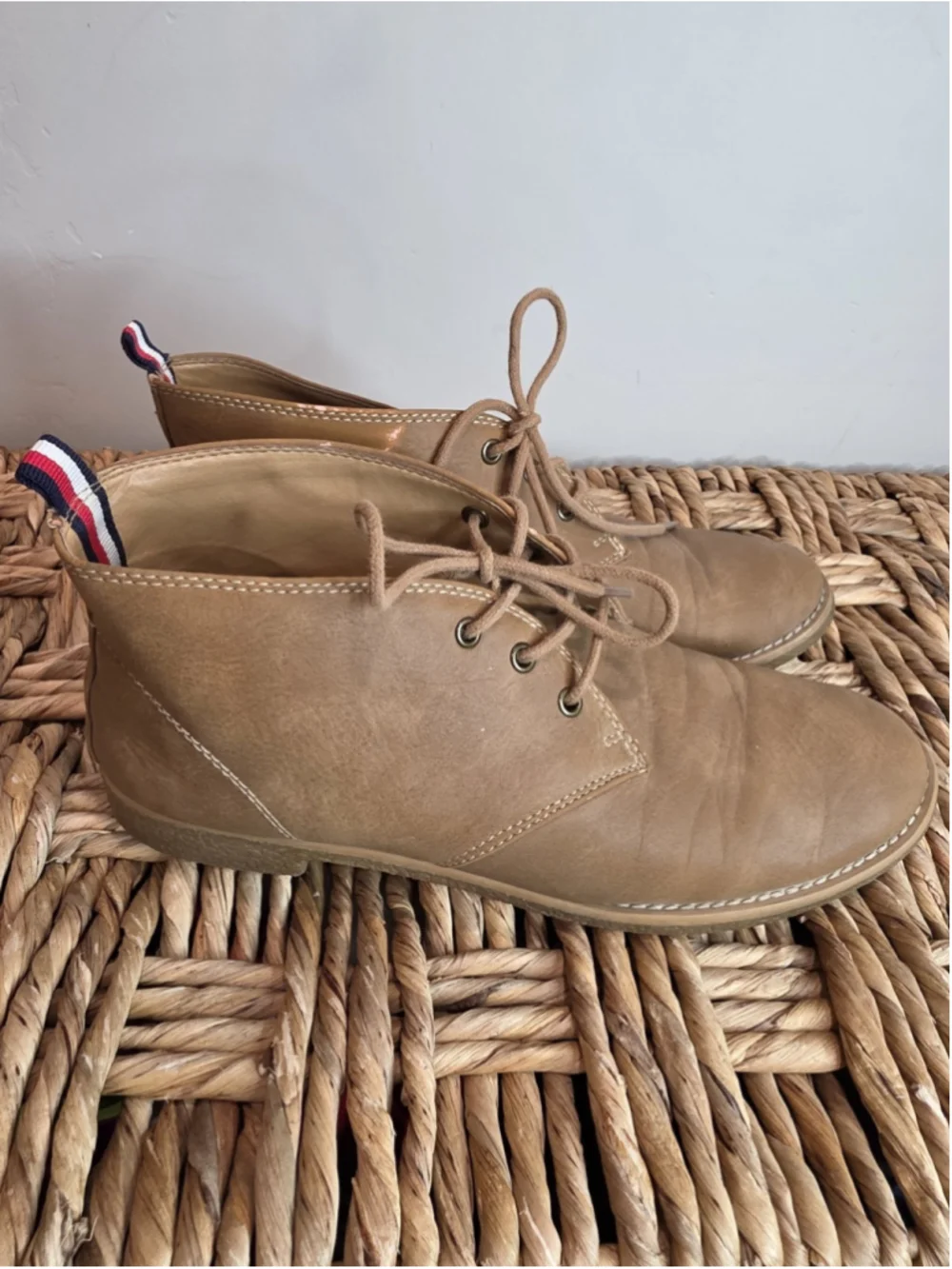 Tommy Hilfiger Benay Chukka Boots Tan Faux Leather Lace Up Size 9M - Read